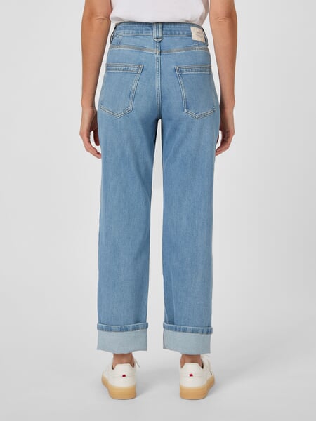 Damesjeans met omgeslagen boord Lichtblauw, gepresenteerd op een model