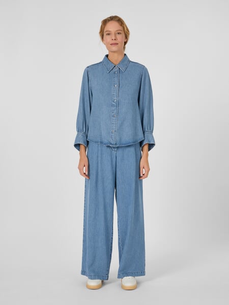 Jeansbluse til kvinder i TENCEL™ Denim, præsenteret på en model