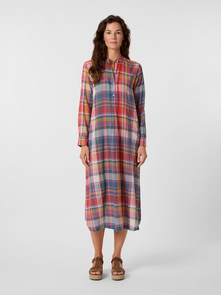 Lange damesjurk met ruitjesmotief Rood-blauw, gepresenteerd op een model