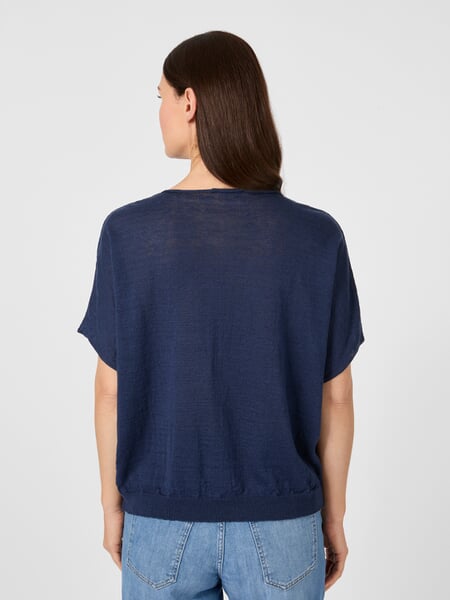 Strikbluse til kvinder med V-udskæring Navy, præsenteret på en model