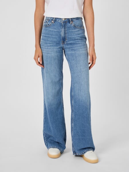 Damesjeans Flared Medium blauw, gepresenteerd op een model