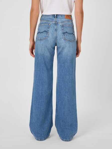 Damesjeans Flared Medium blauw, gepresenteerd op een model