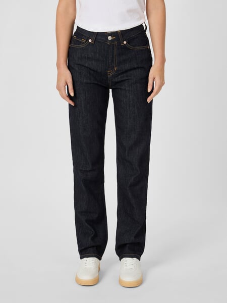 Damejeans Straight Denim, præsenteret på en model