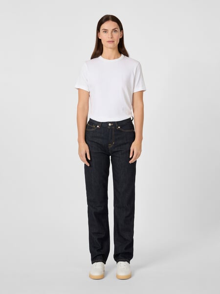 Jean droit pour femme Denim, présenté sur un modèle