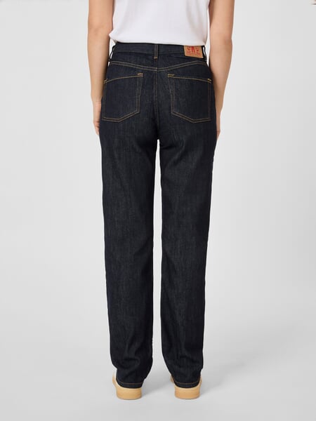 Damesjeans Straight Denim, gepresenteerd op een model
