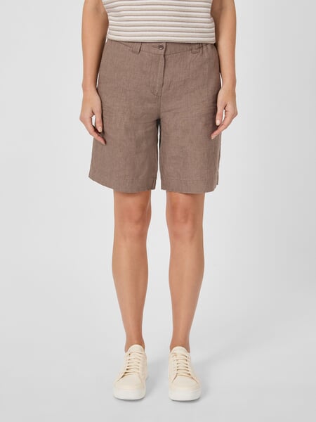 Bermudashorts til kvinder i hør Greige, præsenteret på en model