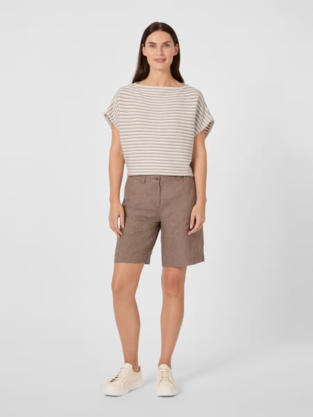 Bermudashorts til kvinder i hør Greige, præsenteret på en model