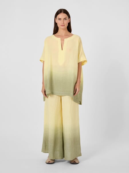 Damesblouse van linnen met batikpatroon Geel-grijs, gepresenteerd op een model