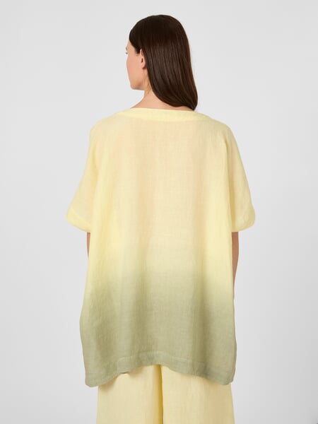 Damesblouse van linnen met batikpatroon Geel-grijs, gepresenteerd op een model