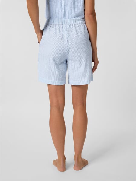 Short de pyjama pour femme en seersucker Bleu clair-blanc, présenté sur un modèle