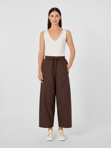 Damen-Stoffhose Braun, Tragebild