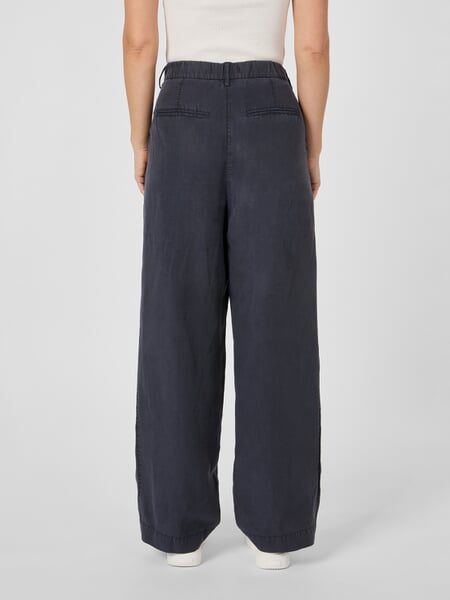 Damen-Bundfaltenhose Lyocell Dunkelblau, Tragebild