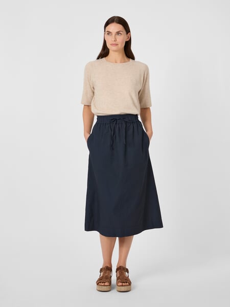 Midiskirt til kvinder i bomuld Navy, præsenteret på en model