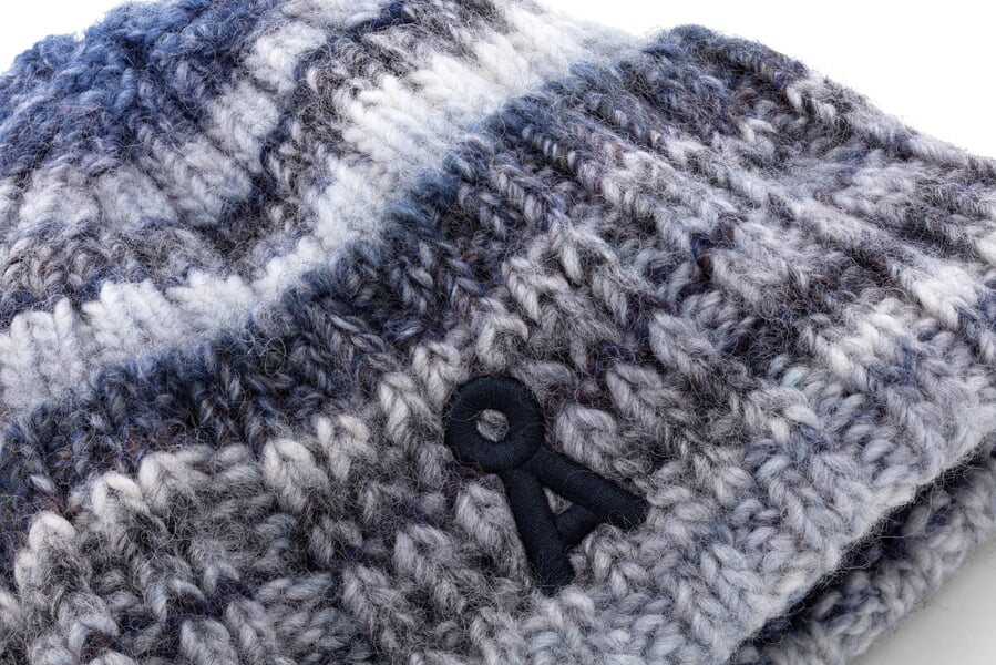 Strickmütze dégradé Blau-Grau, Detailsicht