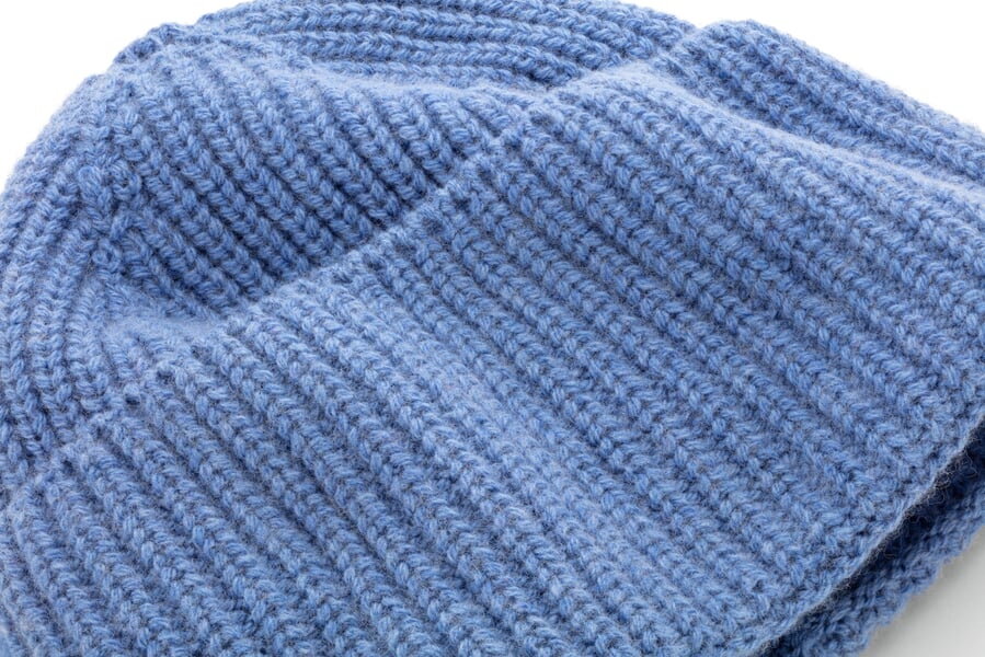 Gebreide muts Lichtblauw, close-up