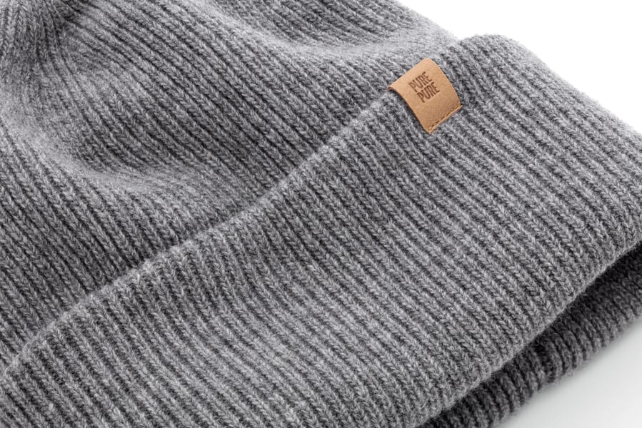 Strikkede hue i uld og kashmir, grå meleret, nærbillede