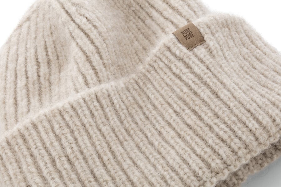 Rippenstrickmütze mit Babyalpaka Creme, Detailsicht