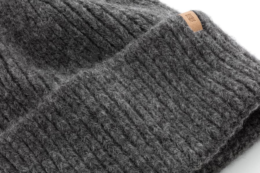 Rippenstrickmütze mit Babyalpaka Grau, Detailsicht