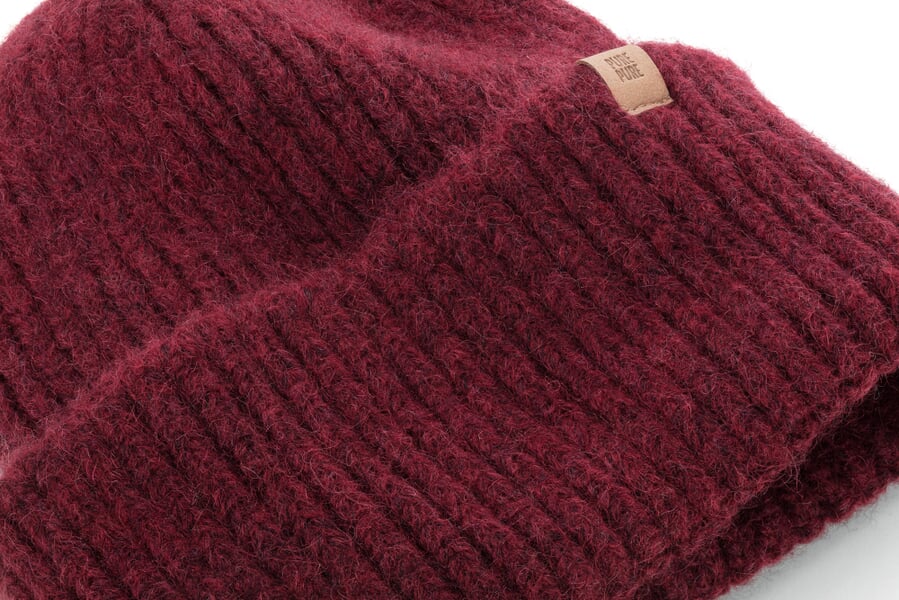 Geribbelde muts met babyalpaca Red, close-up