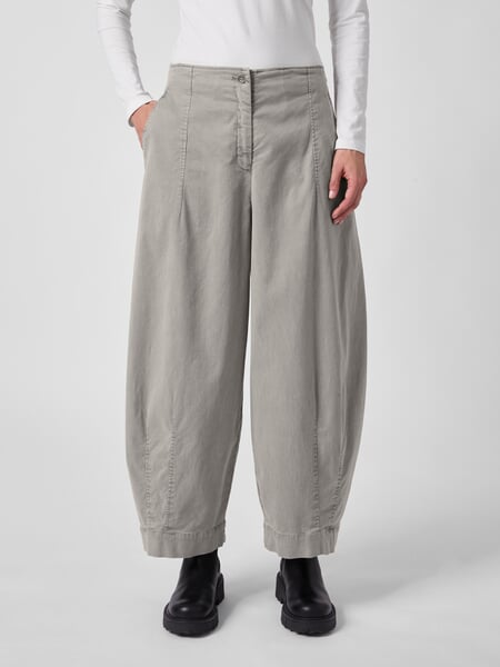 Damen-Stoffhose Hellgrau, Tragebild