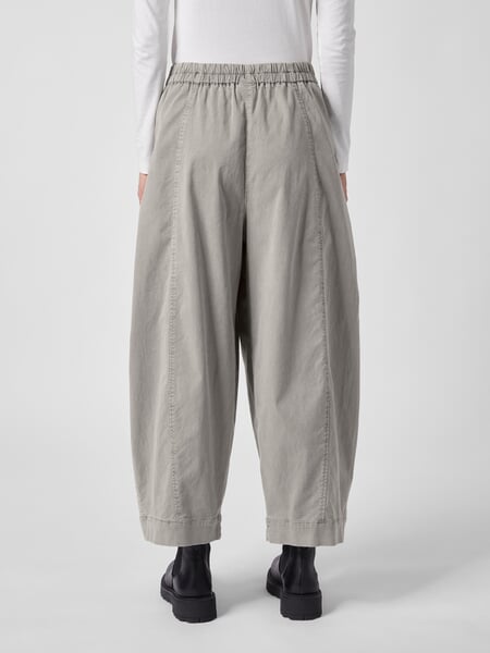 Damen-Stoffhose Hellgrau, Tragebild