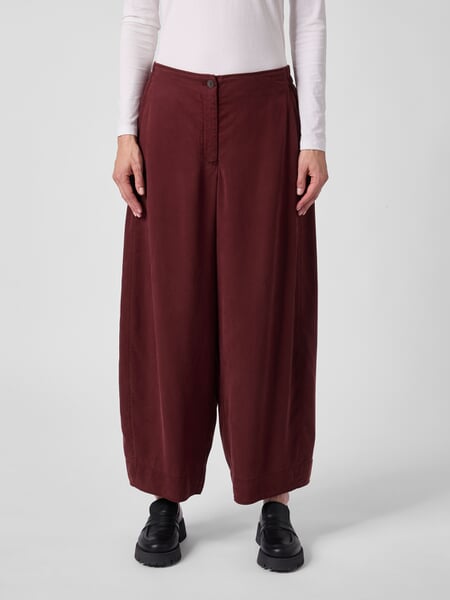Damen-Stoffhose Weinrot, Tragebild
