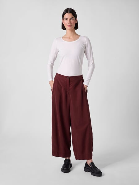 Damen-Stoffhose Weinrot, Tragebild