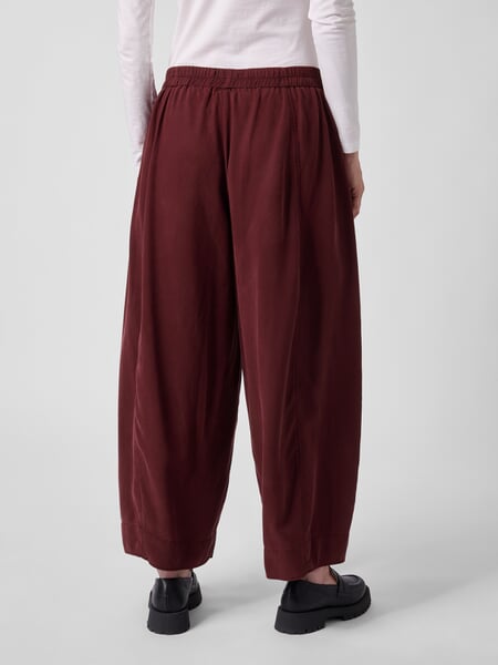 Damen-Stoffhose Weinrot, Tragebild