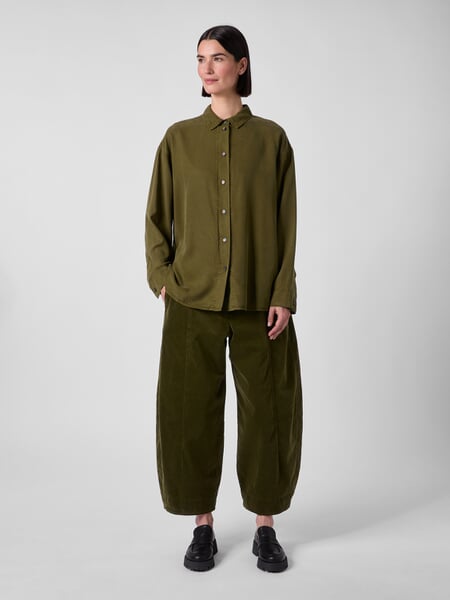 Damesblouse Olive, gepresenteerd op een model