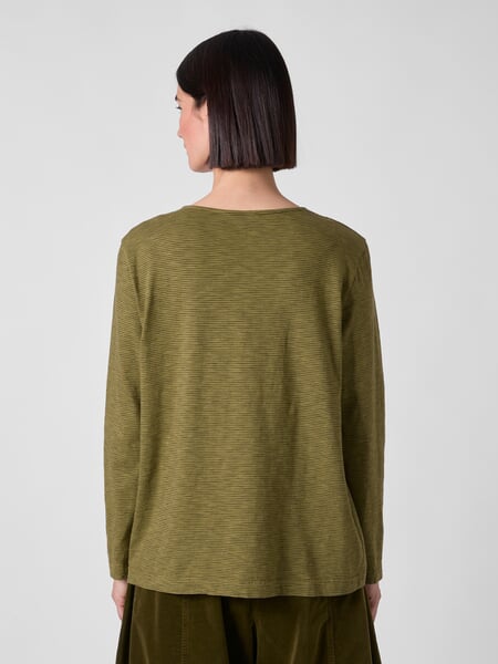 T-shirt à manches longues rayé pour femme Olive, présenté sur un modèle