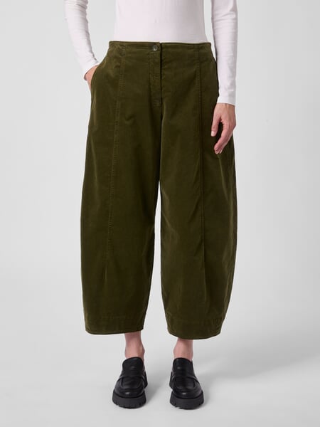 Damenhose Samt Oliv, Tragebild