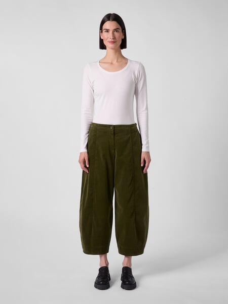 Damesbroek van fluweel Olive, gepresenteerd op een model