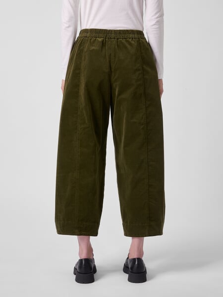 Damenhose Samt Oliv, Tragebild