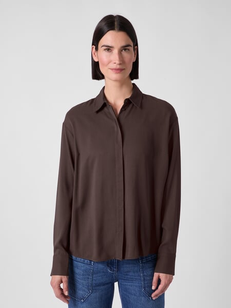 Damesblouse van viscose Bruin, gepresenteerd op een model