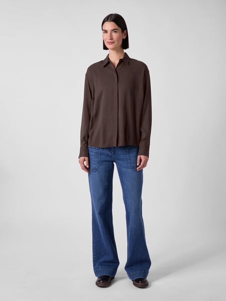 Damebluse i viskose Brown, præsenteret på en model