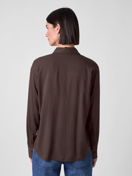 Damebluse i viskose Brown, præsenteret på en model