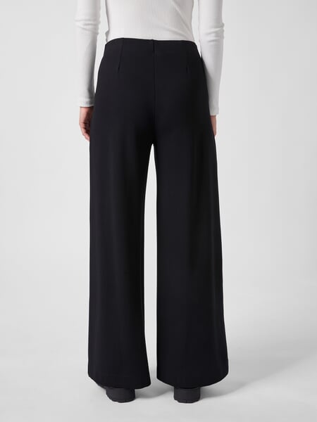 Jerseybroek voor dames Zwart, gepresenteerd op een model