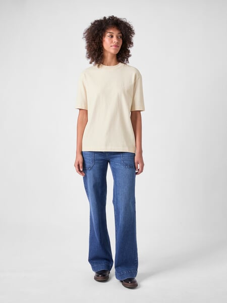 T-shirt à manches courtes pour femme Blanc naturel, présenté sur un modèle