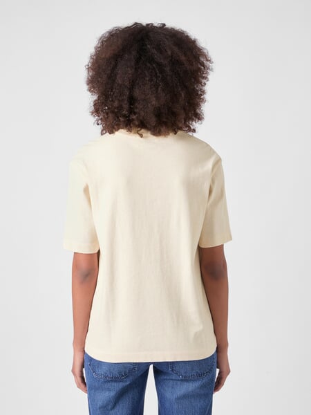 T-shirt à manches courtes pour femme Blanc naturel, présenté sur un modèle