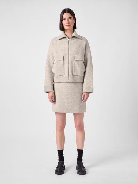 Veste courte pour femme chinée Blanc naturel, présenté sur un modèle