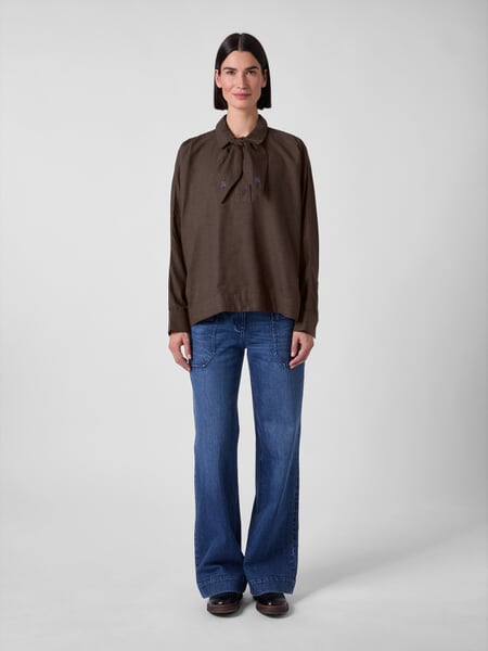 Damesblouse met kasjmier Bruin, gepresenteerd op een model