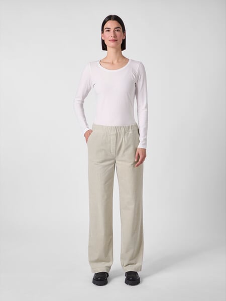 Damen-Cordhose gerades Bein Naturweiß, Tragebild