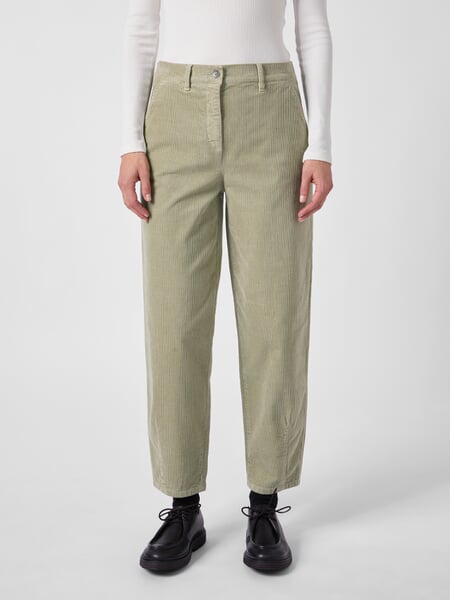 Damen-Cordhose Barrel Hellgrün, Tragebild