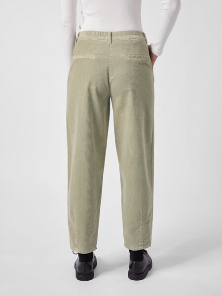 Damen-Cordhose Barrel Hellgrün, Tragebild
