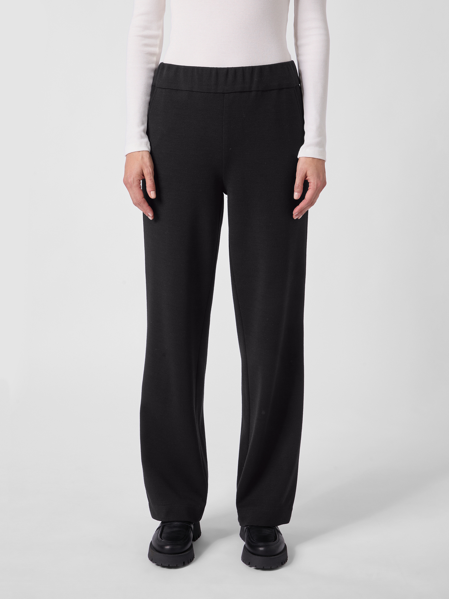 Dameswollen broek Zwart, gepresenteerd op een model