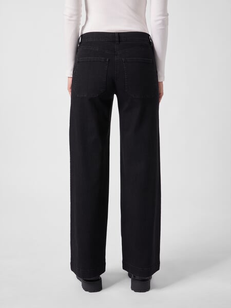 Damesjeans Flared Zwart, gepresenteerd op een model