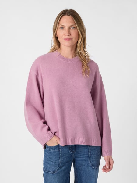 Damepullover i lammeuld Dusty rose, præsenteret på en model