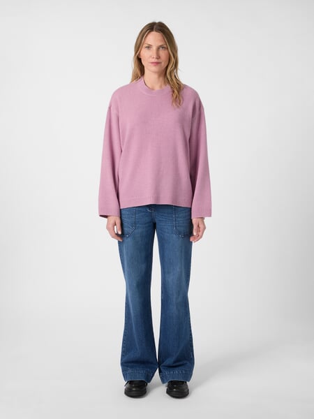Women’s Lambswool Sweater Dusty rose, presented on a model