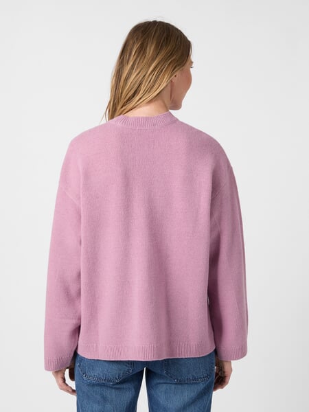 Damepullover i lammeuld Dusty rose, præsenteret på en model