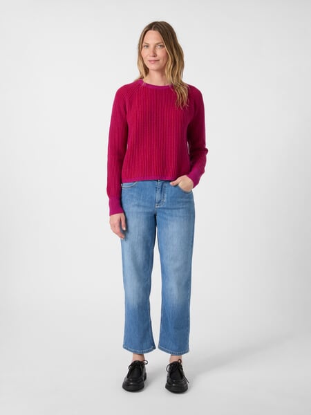 Damesgebreide trui van kasjmier Roze-rood, gepresenteerd op een model